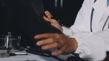 Tablet kullanan bir erkek doktoru kapatın.