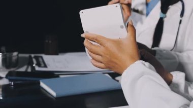 Dijital tableti tutan doktoru kapat