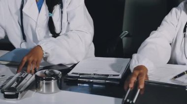 Doktor ellerinin pano tutmasını ve reçeteyi ofiste yazmasını istiyorum.