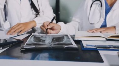 tablet bilgisayar tutan doktor