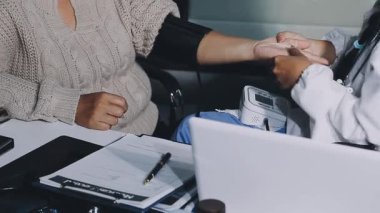 Doktor ve hastanın ellerini kapatın.