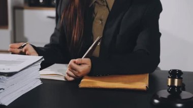 Ofiste kontrat imzalayan kadın.