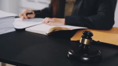 Avukat ya da avukat ofiste çalışıyor. Hukuk, hukuki danışmanlık, adalet kavramı.