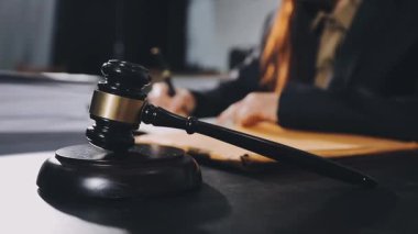 Yargıç tokmak, tahta yelken, hukuk kitabı...