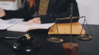 Belgelerle çalışan bir avukat.