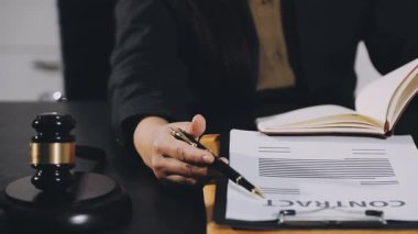 İş kadını masa başında belge okuyor.