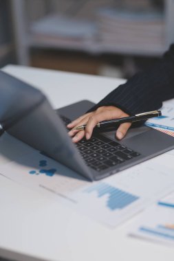 Denetim konsepti, Yönetici iş adamı mali müfettiş ve sekreter hesaplama dengesi raporları hazırlıyorlar. İç Gelir Servisi kontrol belgesi.