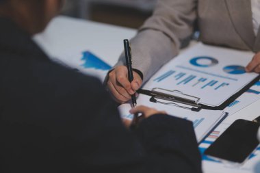 Modern dizüstü bilgisayarla gelir tabloları ve grafiklerini analiz eden iş ekibini kapatın. İş analizi ve strateji kavramı.