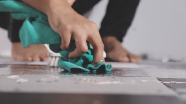 yakın plan - boya fırçalı bir kadının eli