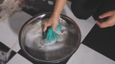 nubes sobre zionkadın bir mutfak