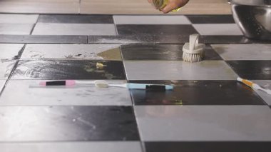 Bıçakla bir dilim kek yapma sürecinin yakın çekimi..