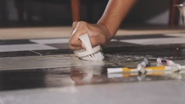 Mutfakta bıçaklı bir kadın.