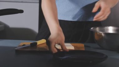 Mutfakta yemek pişiren kadın.