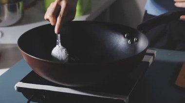 Mutfakta yemek yapmak.