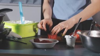 Mutfakta sebze salatası yapan kadın.