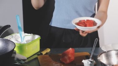 Şef lezzetli suşi / Asya yemekleri hazırlıyor Japon yemekleri pişiriyor.