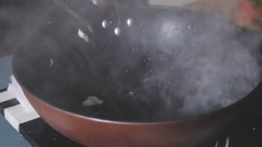 Ocağın üstündeki tencere.