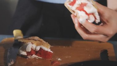 Beyaz elbiseli bir adam ve tahta bir masanın üzerinde bir parça ekmek.