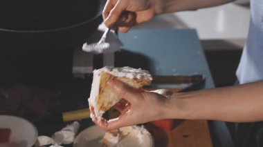 Şef mutfakta yemek pişiriyor.