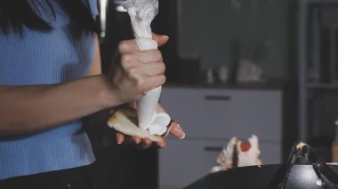 Kadın mutfakta yemek hazırlıyor.