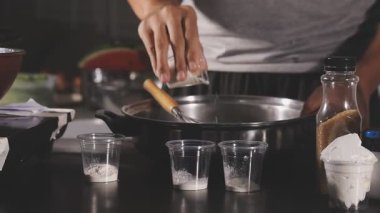 Mutfakta çikolatadan yapılmış.