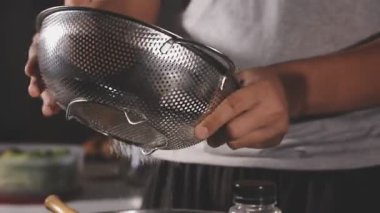 Kadın mutfakta lezzetli yemekler hazırlıyor.