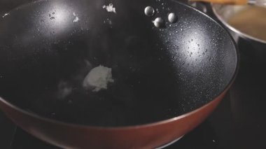 Mutfaktaki kızartma tavasının yakın çekimi.