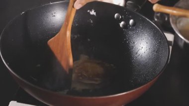 Bir tavanın kapağını kapat.