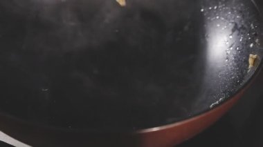 Siyah arkaplanı olan bir tavayı kapat