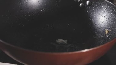 Kaşıkla çorba pişirmek.