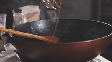 Mutfakta yemek yapmak.