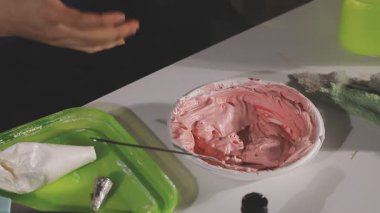 Kadın eli kapalı, kuaföre çivi çakıyor.