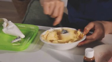 Kadın mutfakta dondurma hazırlıyor.