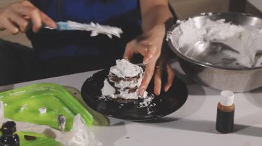 Adım adım. Çikolatalı pastayı çikolatalı kremayla karıştırmak.