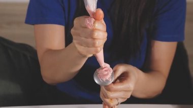 Kadın ellerinin pasta tutmasına yakın.