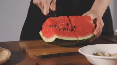 Tahtada karpuz kesen kadın.