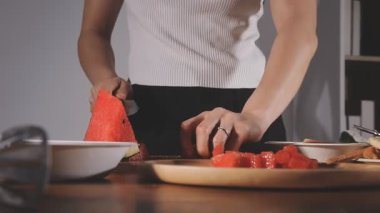 Erkek kesme sebze salatası için eller