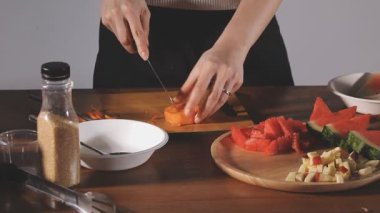 Genç kadın Şef mutfak, closeup yemek