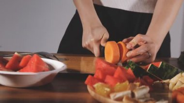 Sebze doğrayan bir kadın..