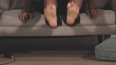 Siyah çoraplı genç adamın bacakları.