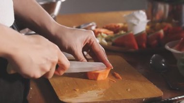 Mutfakta sebze doğrayan kadın.