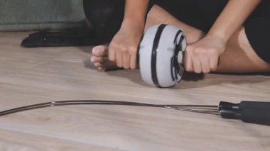 Yakın plan - vakumla egzersiz yapan bir kadın.