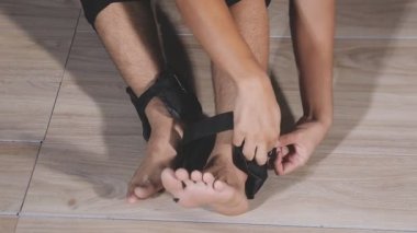 Siyah deri ayakkabılı bir adam.