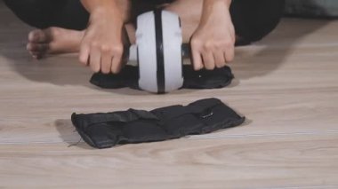 Kadın paspasın üzerinde esneme egzersizi yapıyor