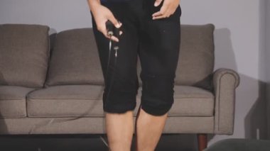 Spor ayakkabılı genç kadın.