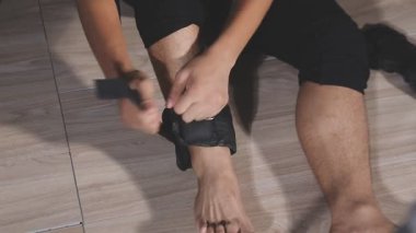 Siyah ayakkabılı ve siyah elbiseli genç adam.