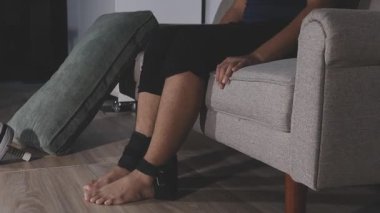 Bacağı ağrıyan genç adam.