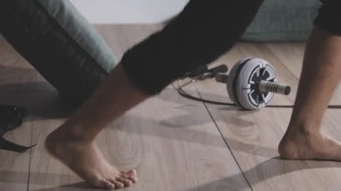 Adam spor salonunda esneme egzersizleri yapıyor..