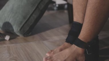 Kanepede bacakları olan adama yaklaş.