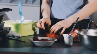 Genç bayan mutfakta yemek hazırlıyor.